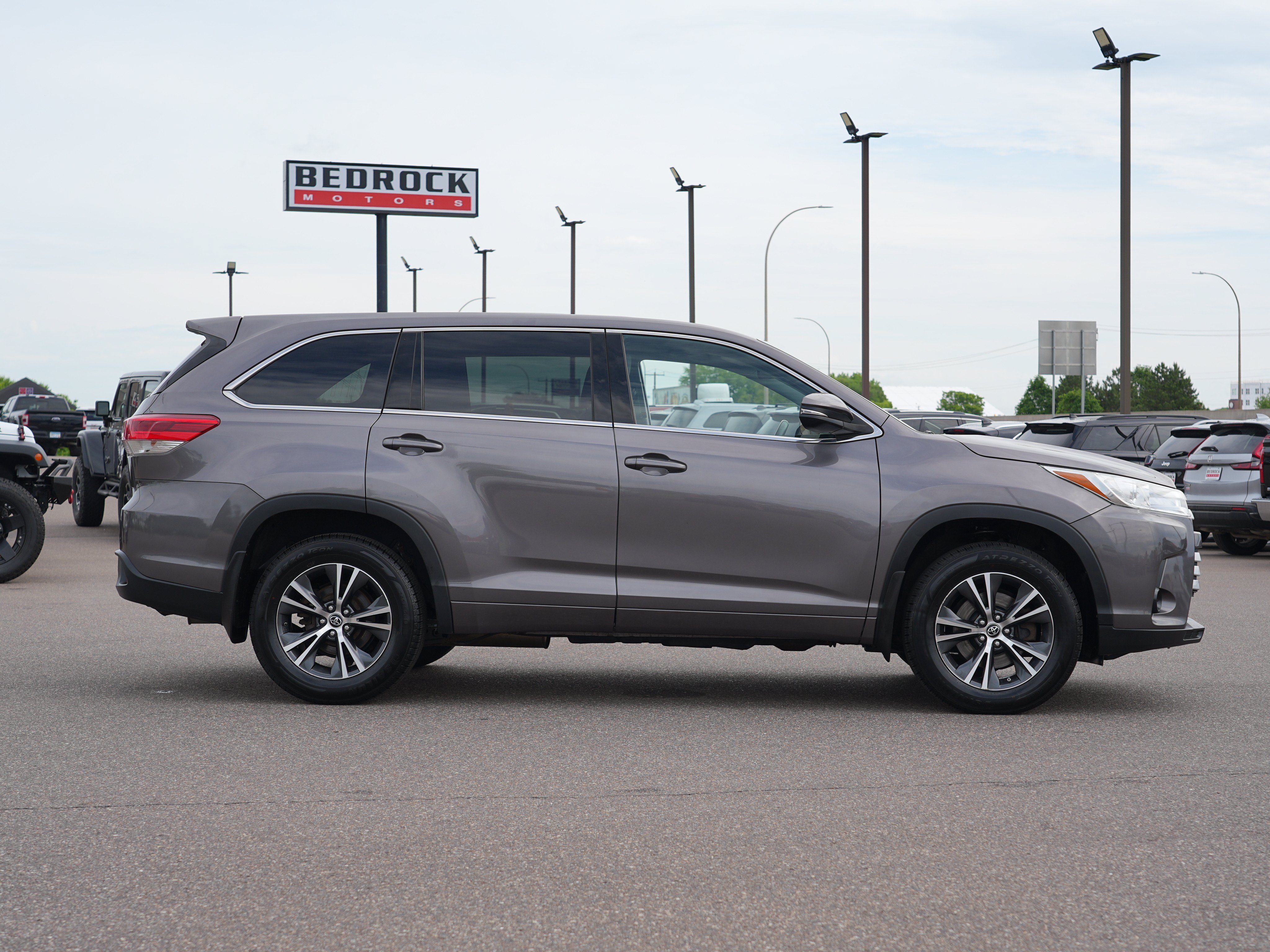 Used 2017 Toyota Highlander LE w/ Carpet Mat Package AWD/4WD image 2