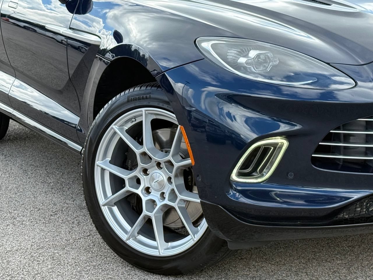 Used 2021 Aston Martin DBX AWD/4WD image 5
