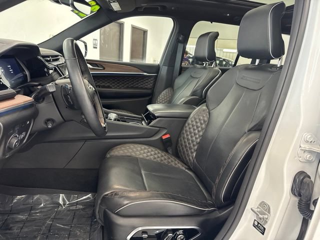 Used 2023 Jeep Grand Cherokee Summit w/ Luxury Tech Group V AWD/4WD image 19