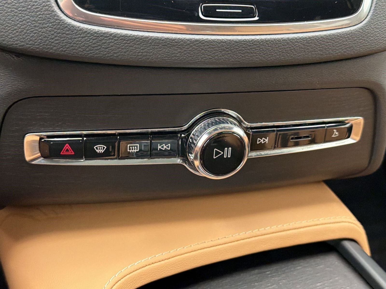 Certified 2023 Volvo XC90 B6 Ultimate w/ Protection Package Premier AWD/4WD image 19