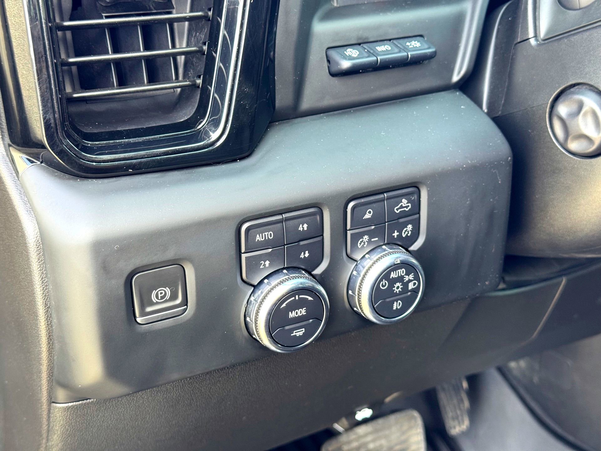 Used 2023 GMC Sierra 1500 AT4 w/ Technology Package image 15