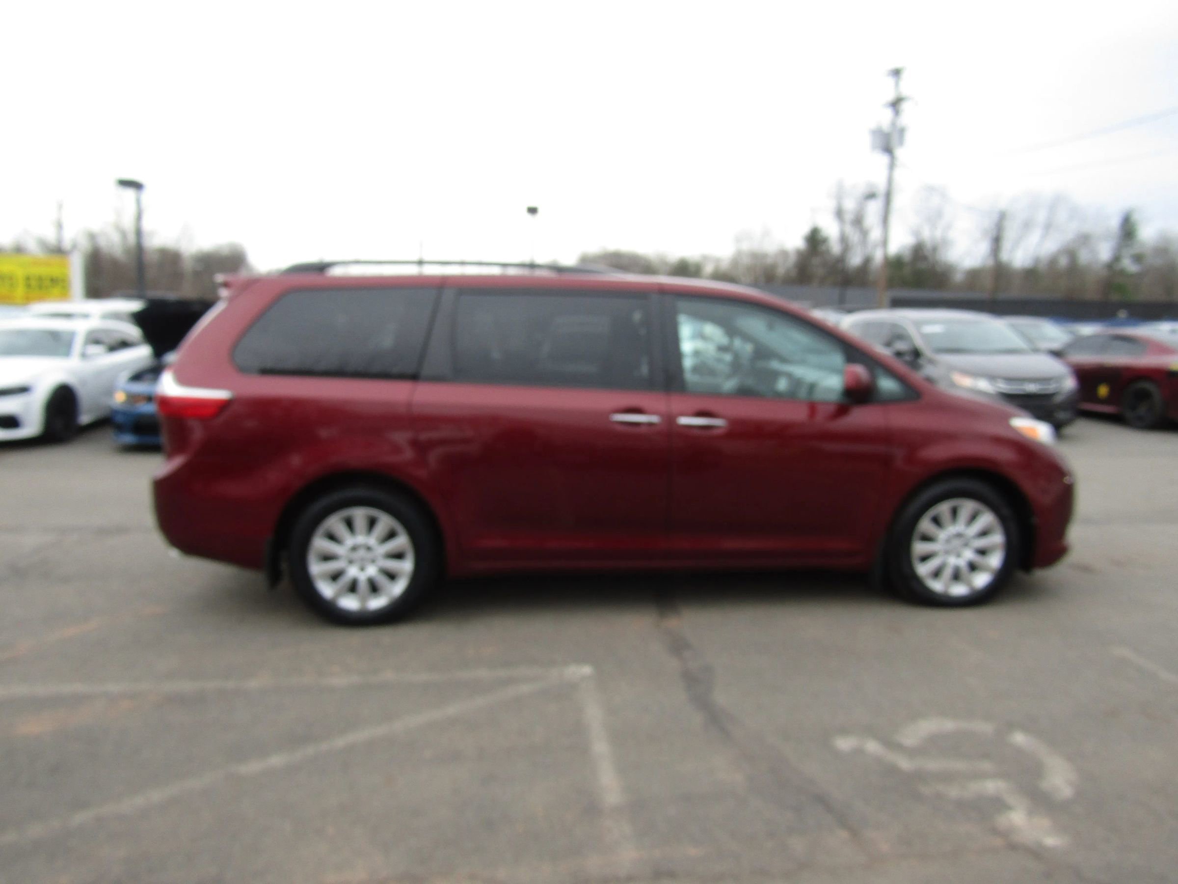 Used 2015 Toyota Sienna XLE w/ XLE Navigation Package image 9
