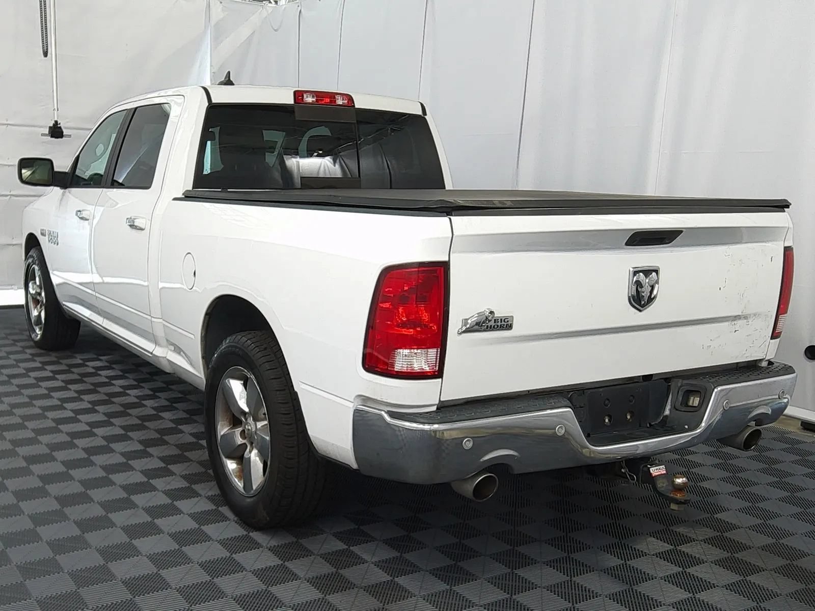 Used 2018 RAM 1500 SLT RWD image 2