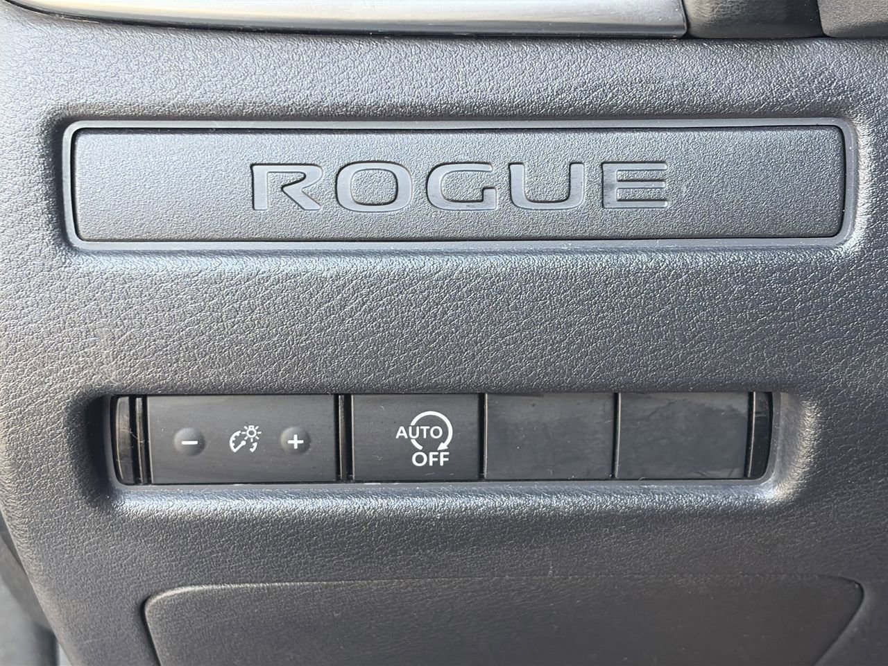 Used 2023 Nissan Rogue S image 23