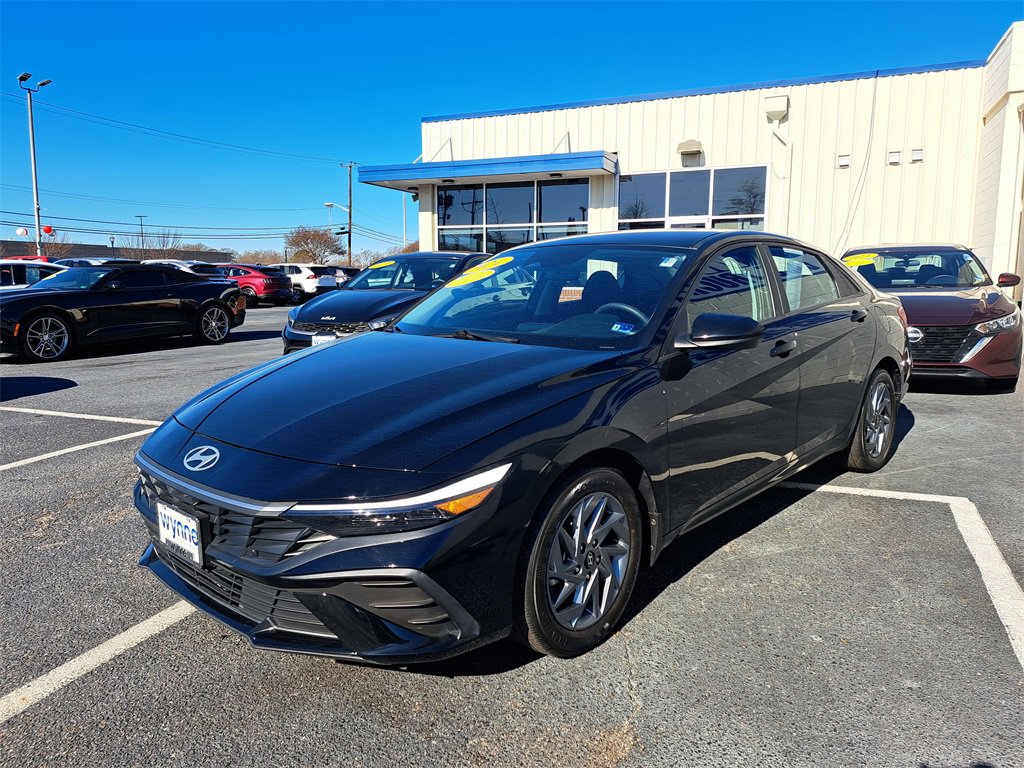 Used 2024 Hyundai Elantra SEL image 3