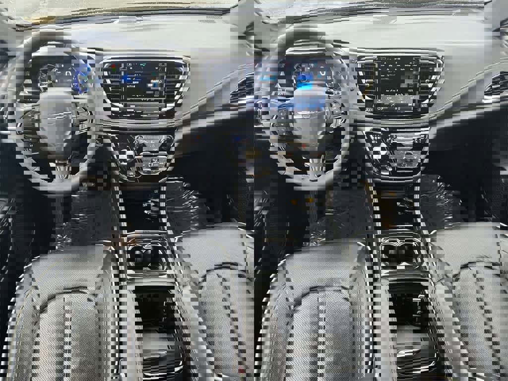 Used 2022 Chrysler Pacifica Limited w/ Uconnect Theater Family Group image 9