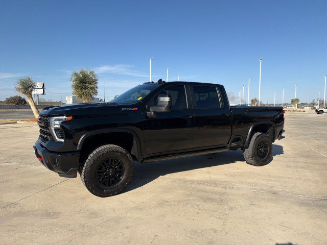 Used 2024 Chevrolet Silverado 2500 ZR2 w/ Technology Package image 3
