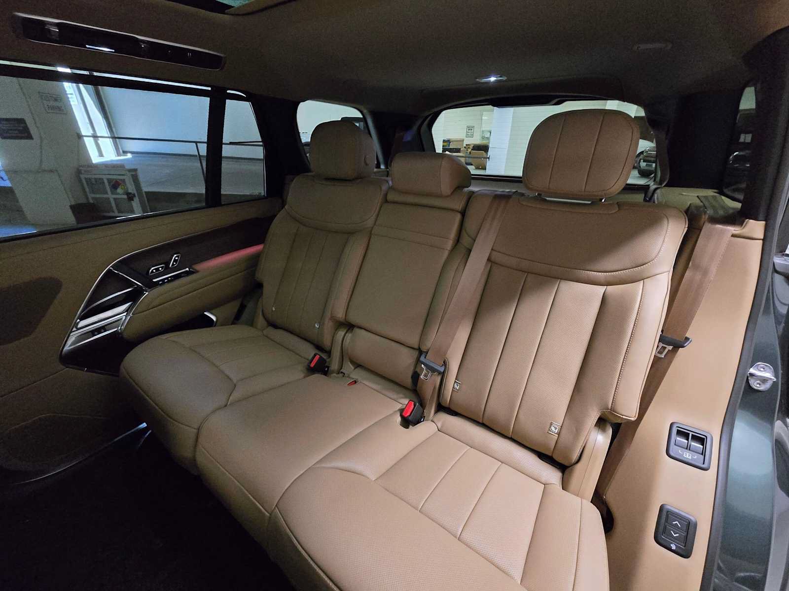New 2026 Land Rover Range Rover Long Wheelbase SE AWD/4WD image 17