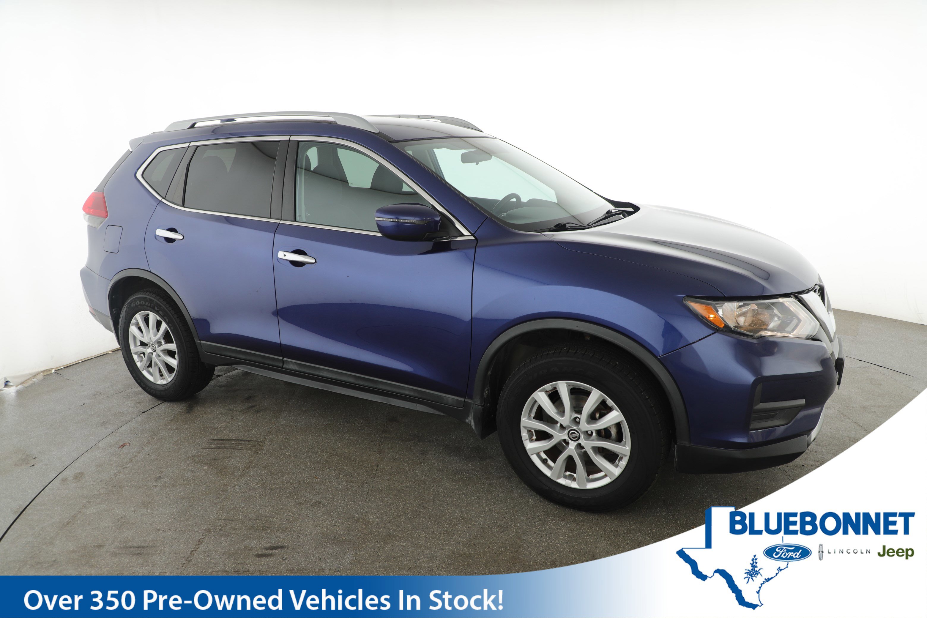 Used 2018 Nissan Rogue SV image 1