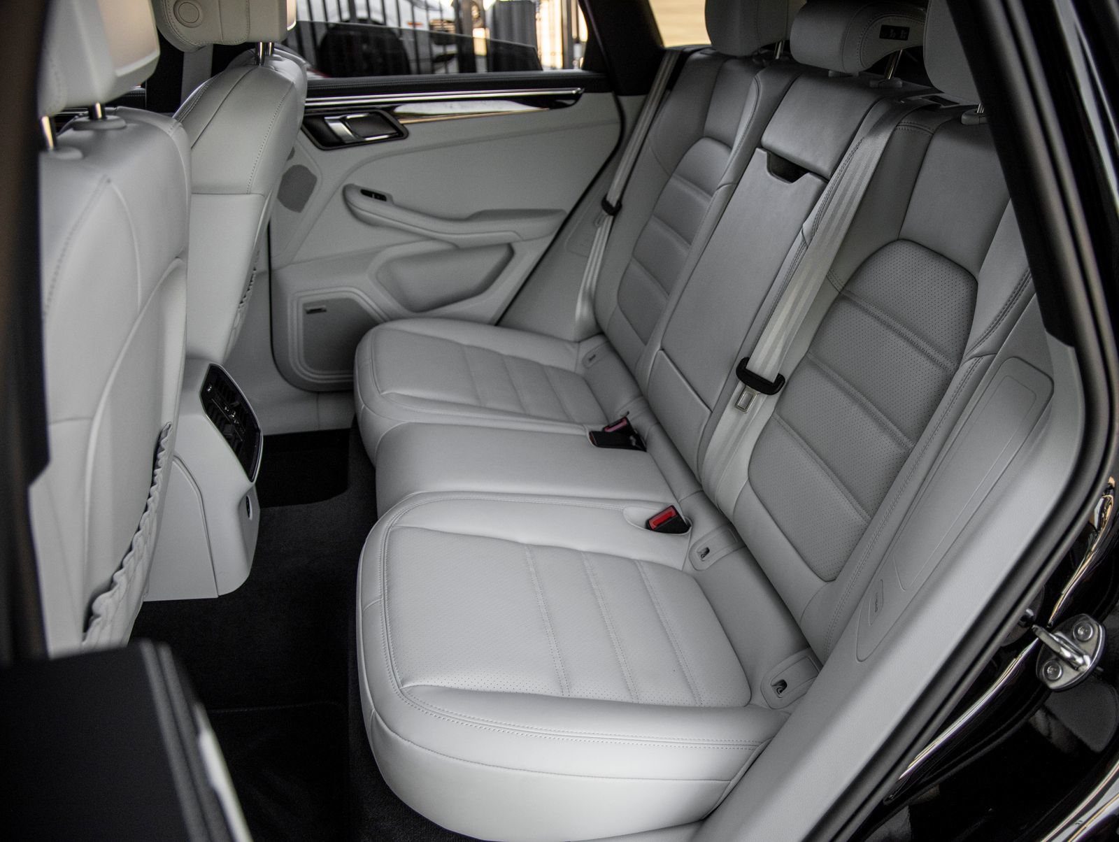 Certified 2025 Porsche Macan GTS AWD/4WD image 34
