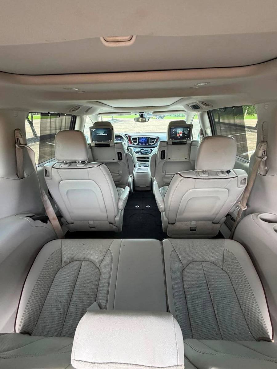 Used 2017 Chrysler Pacifica Limited FWD image 15