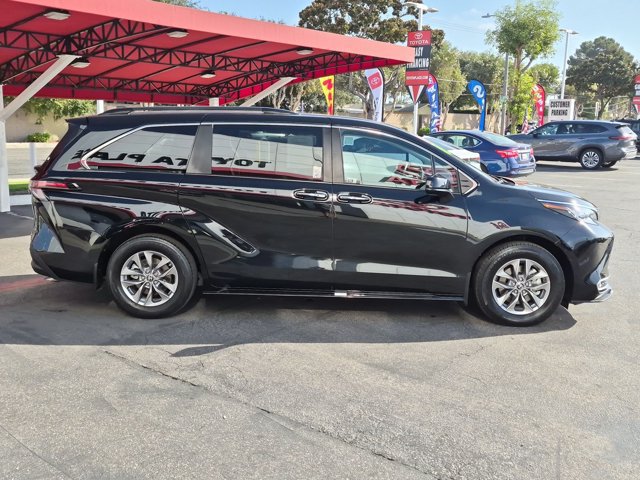 Used 2023 Toyota Sienna XLE FWD image 4