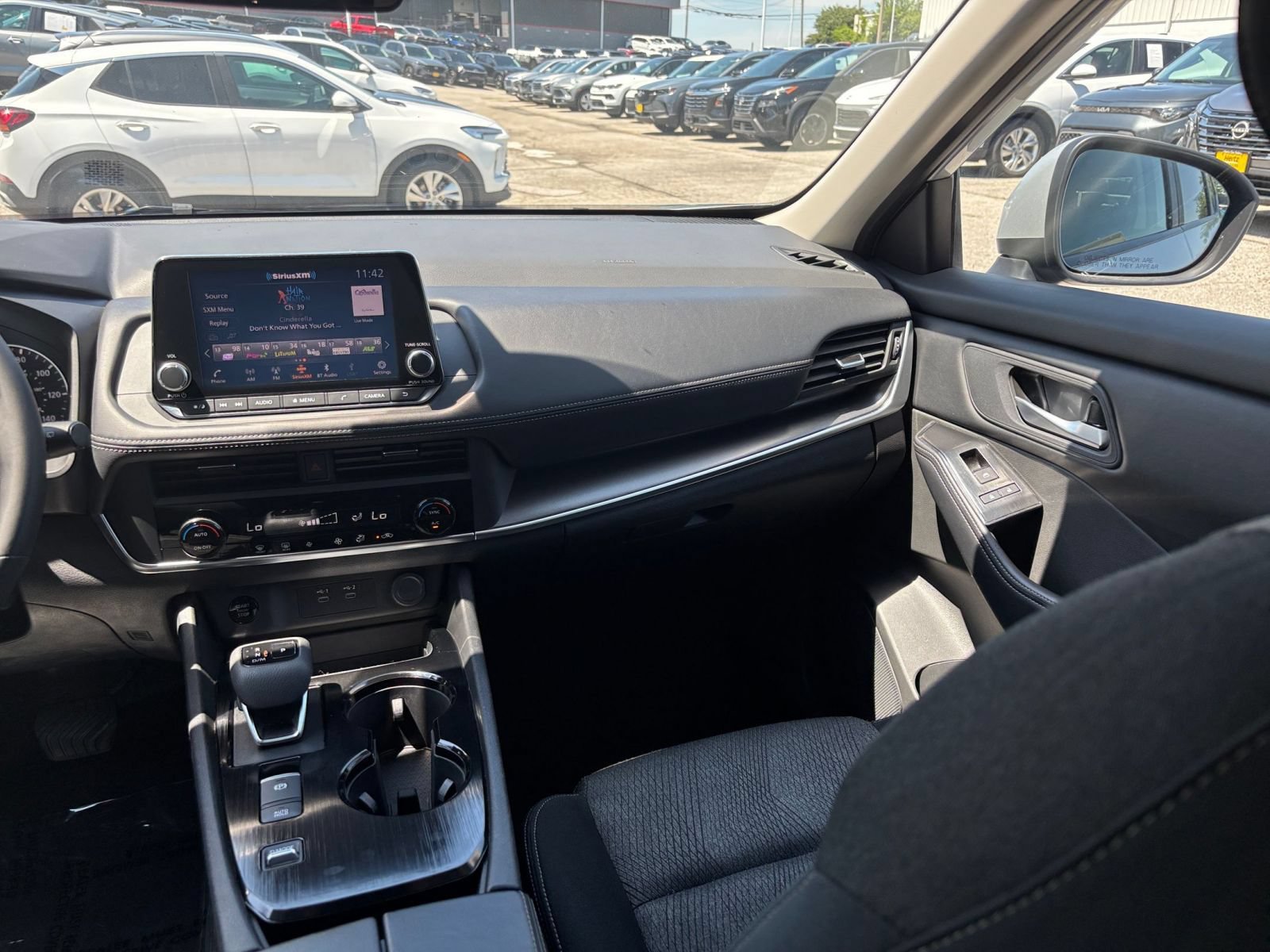 Used 2025 Nissan Rogue SV FWD image 30