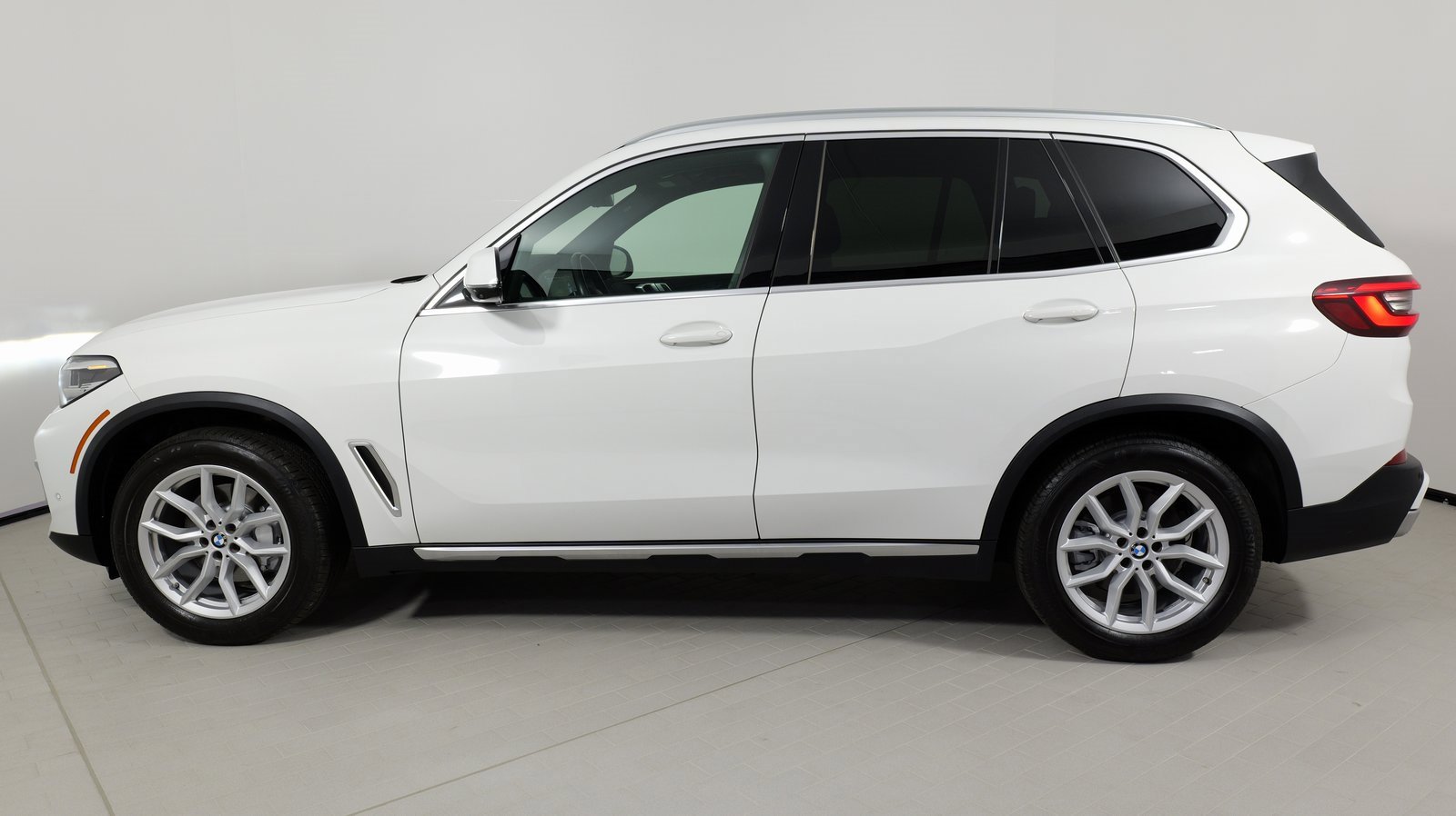 Used 2022 BMW X5 xDrive40i w/ Parking Assistance Package image 22