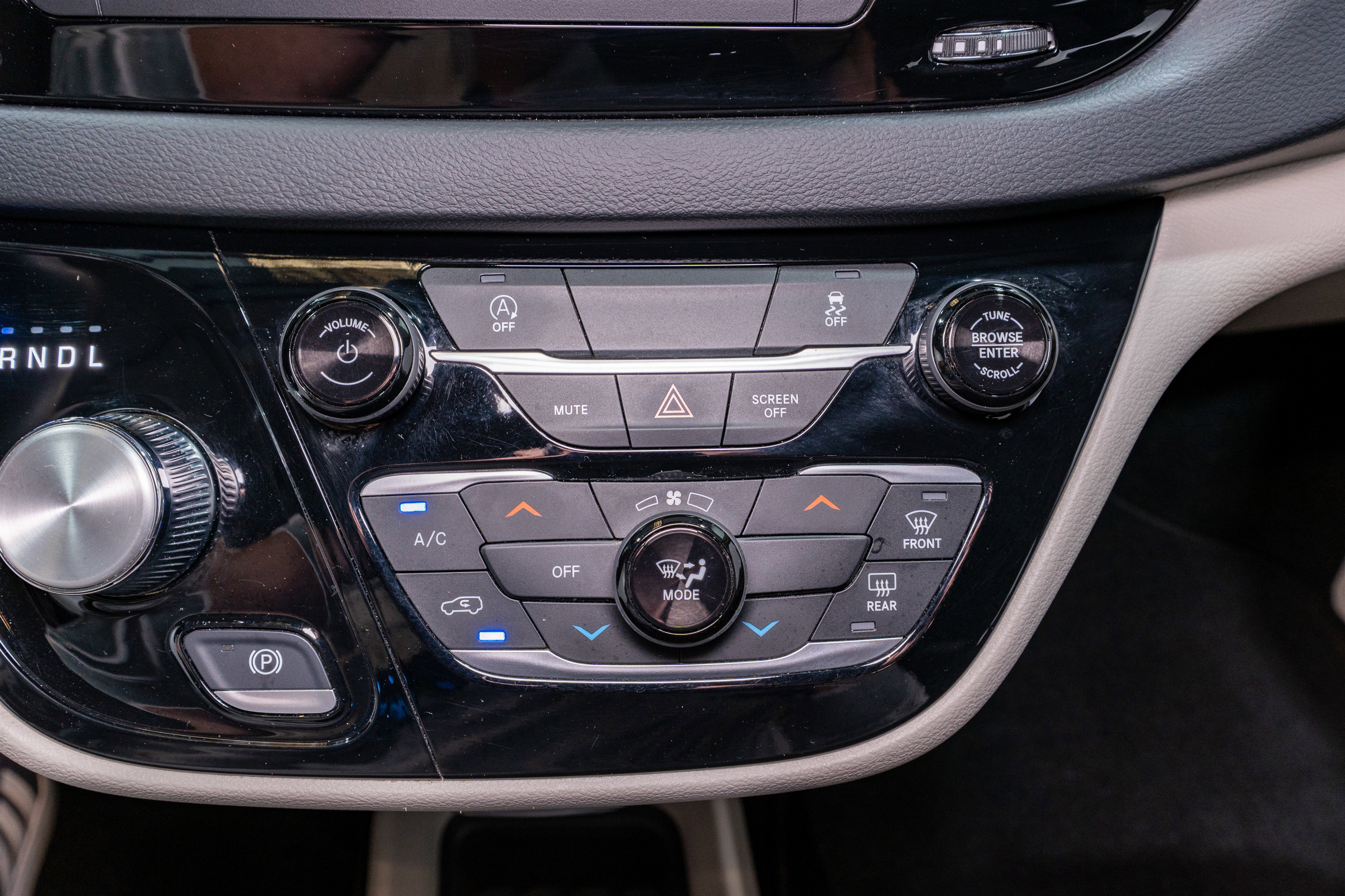 Used 2023 Chrysler Voyager LX FWD image 19