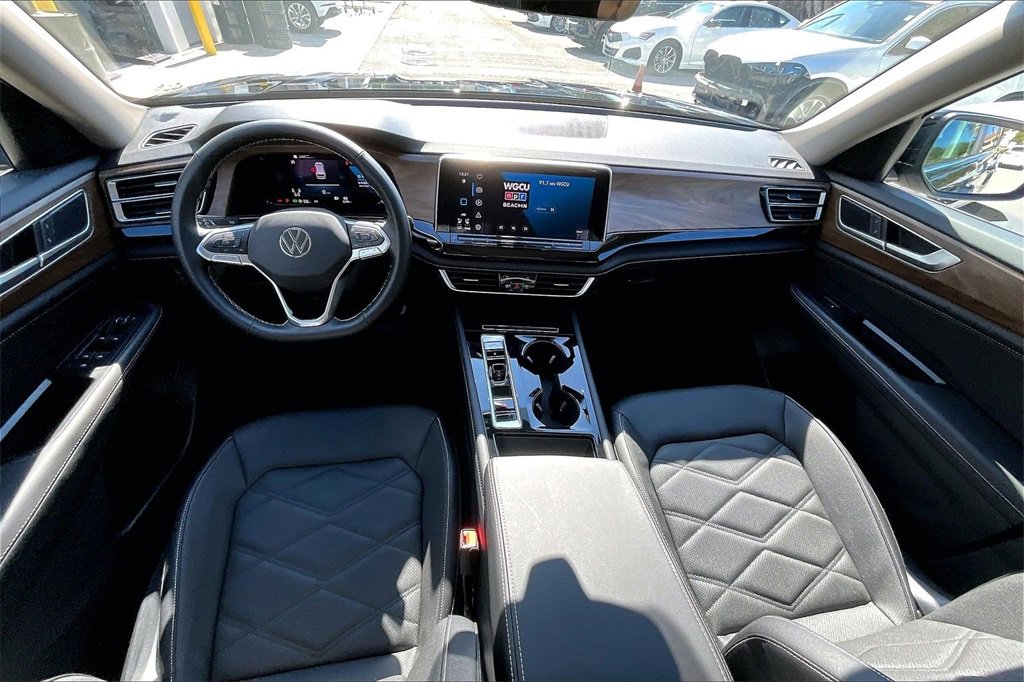 Certified 2025 Volkswagen Atlas SE w/ Panoramic Sunroof Package image 3