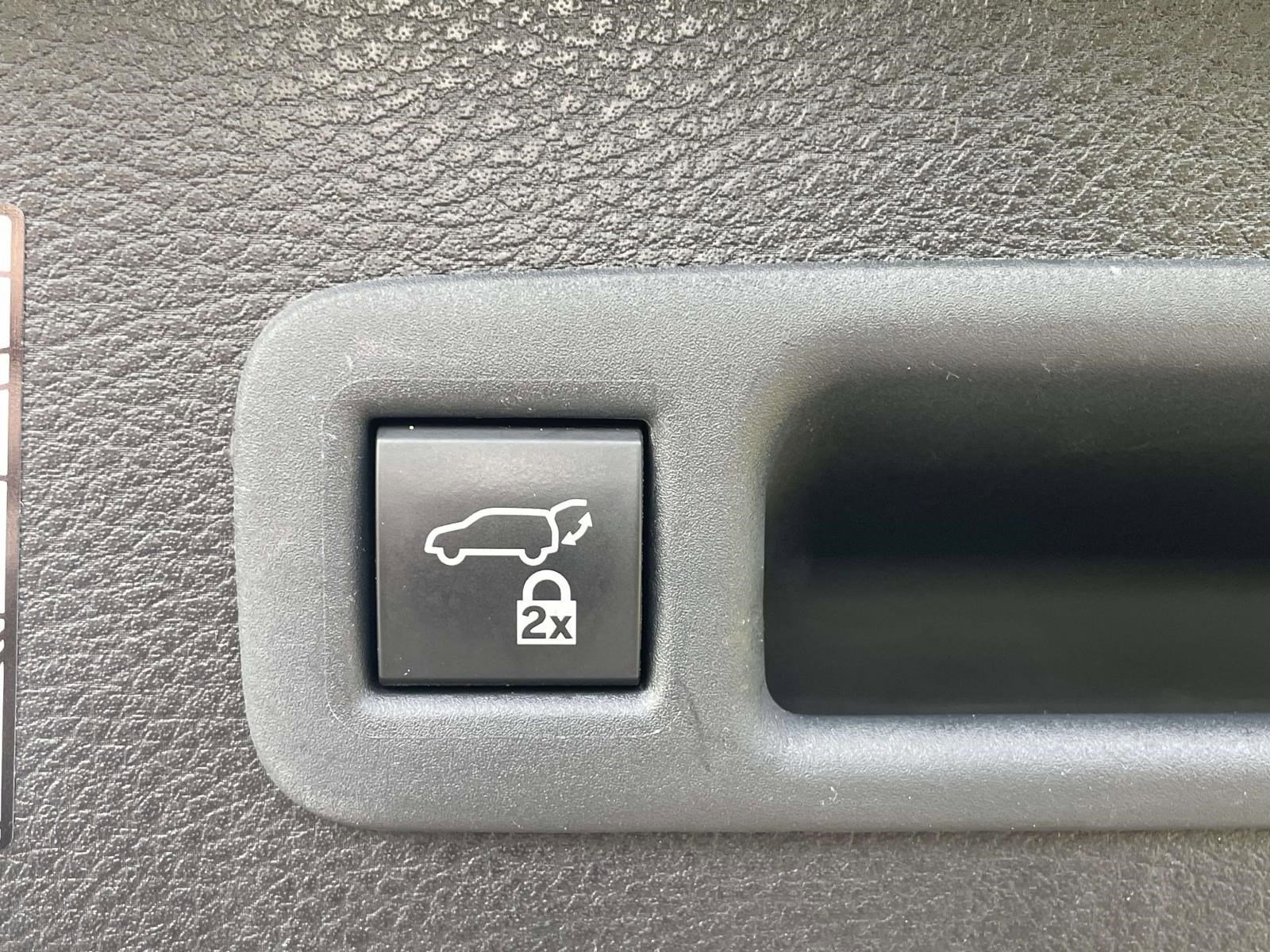 Used 2024 Toyota Sienna XLE FWD image 19