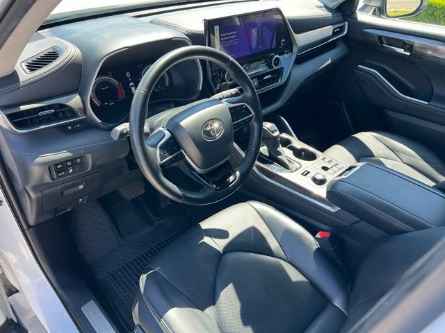 Used 2023 Toyota Highlander Limited AWD/4WD image 16