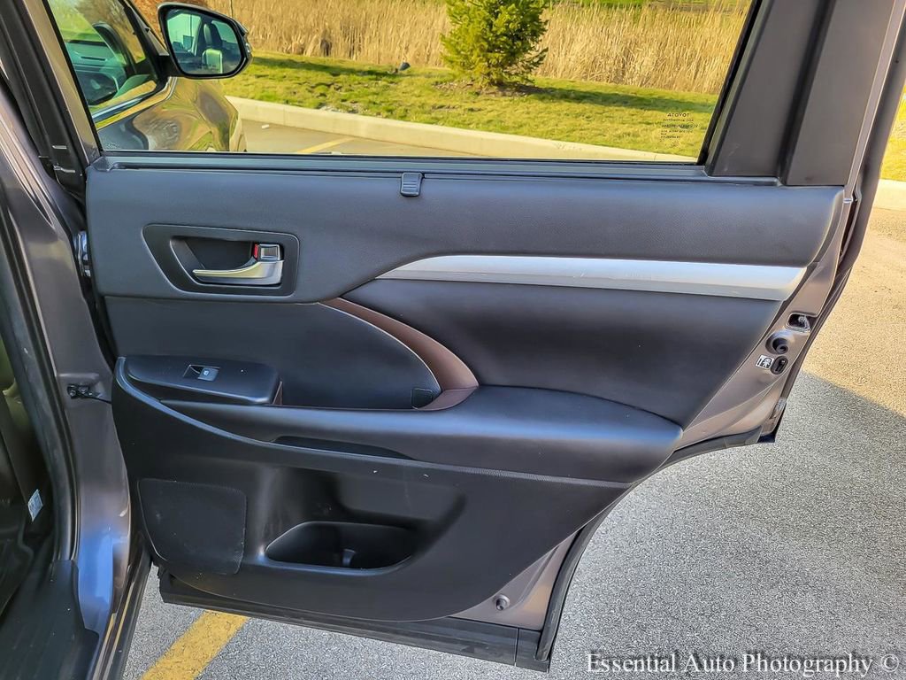 Used 2019 Toyota Highlander XLE AWD/4WD image 33