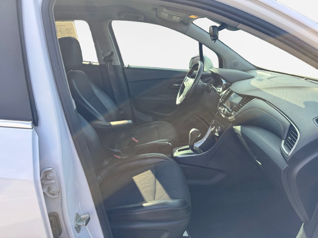 Used 2020 Chevrolet Trax LT w/ LT Convenience Package AWD/4WD image 26