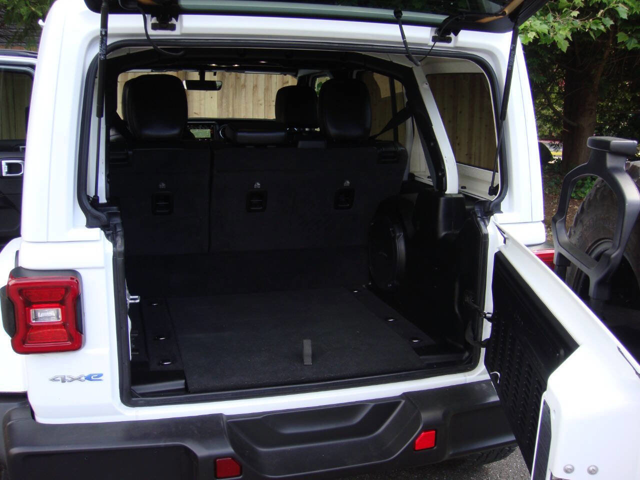 Used 2022 Jeep Wrangler Unlimited Sahara w/ Cold Weather Group image 18