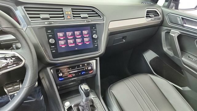 Used 2023 Volkswagen Tiguan SE R-Line image 46