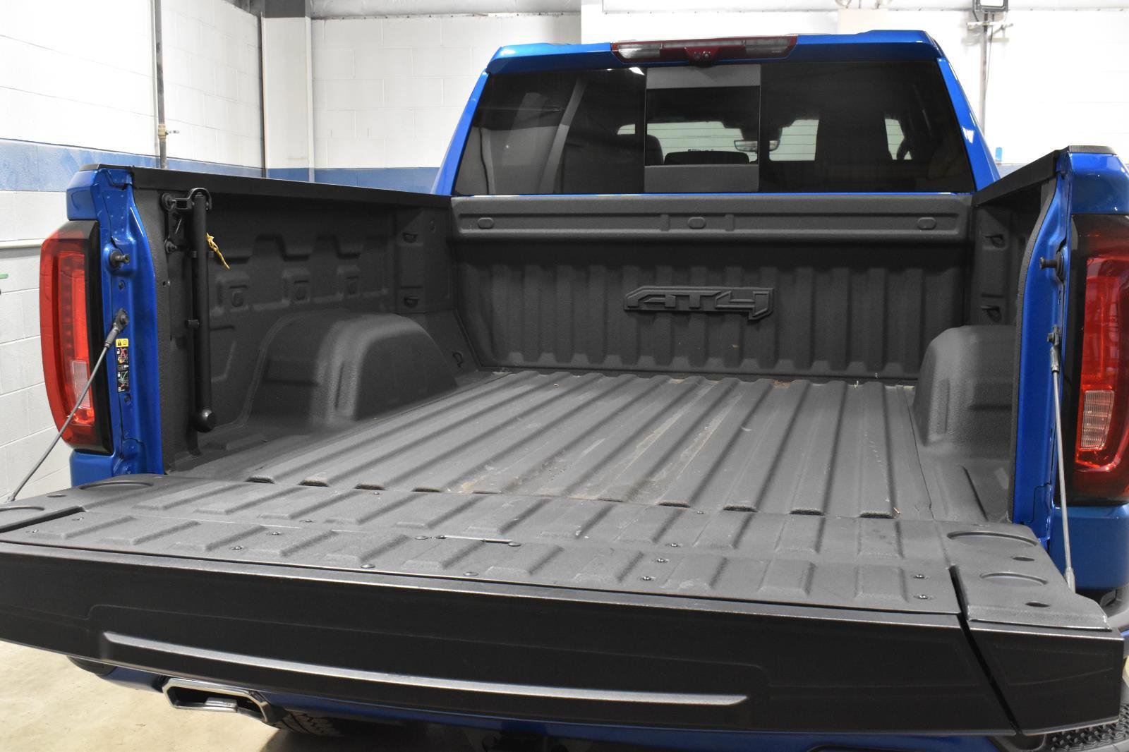 Used 2023 GMC Sierra 1500 AT4 w/ Technology Package AWD/4WD image 26