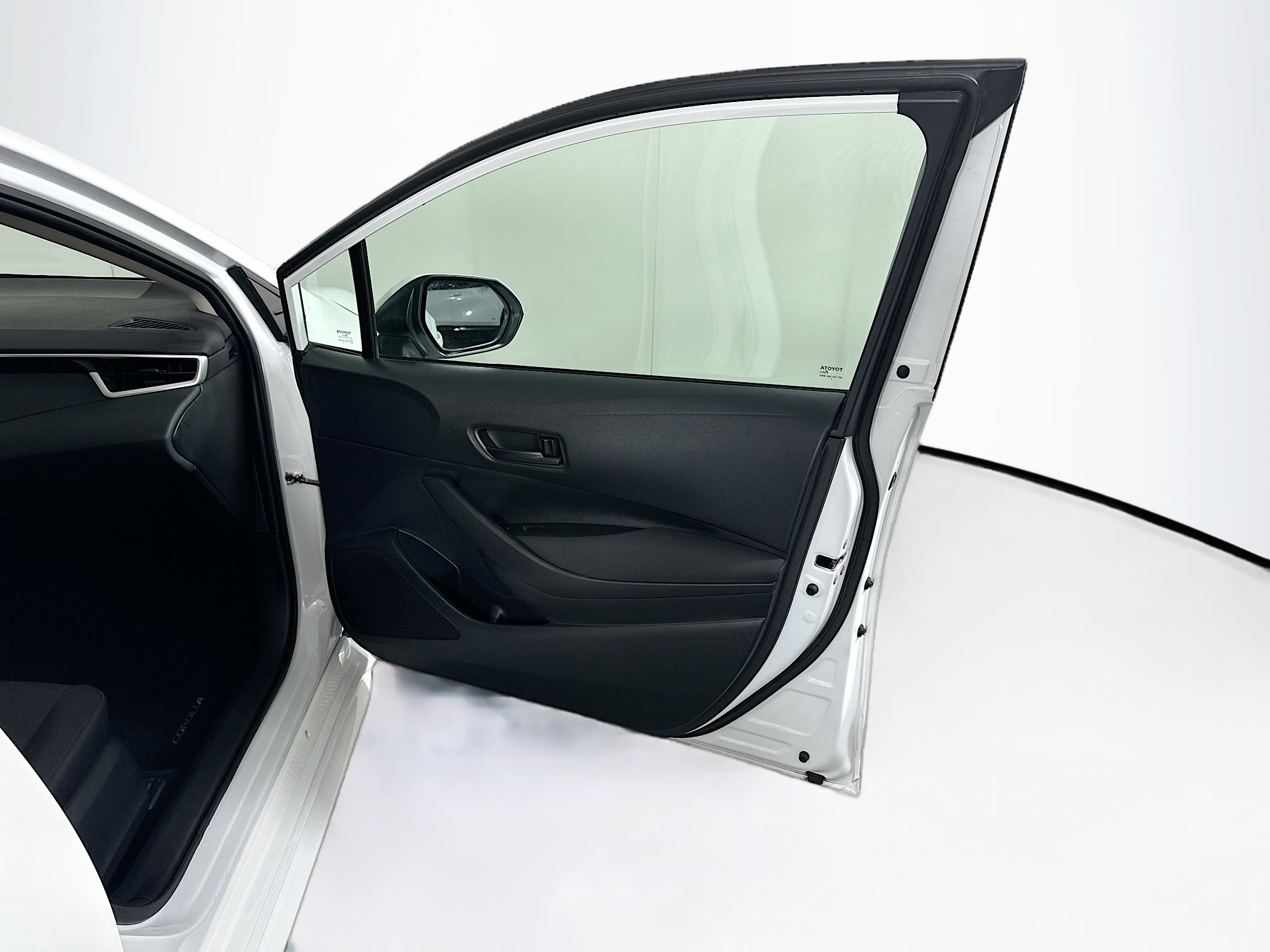 Used 2025 Toyota Corolla LE image 30