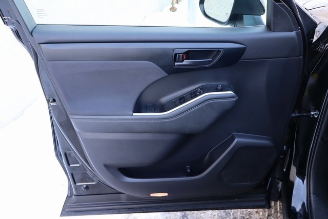 Used 2022 Toyota Highlander LE image 23