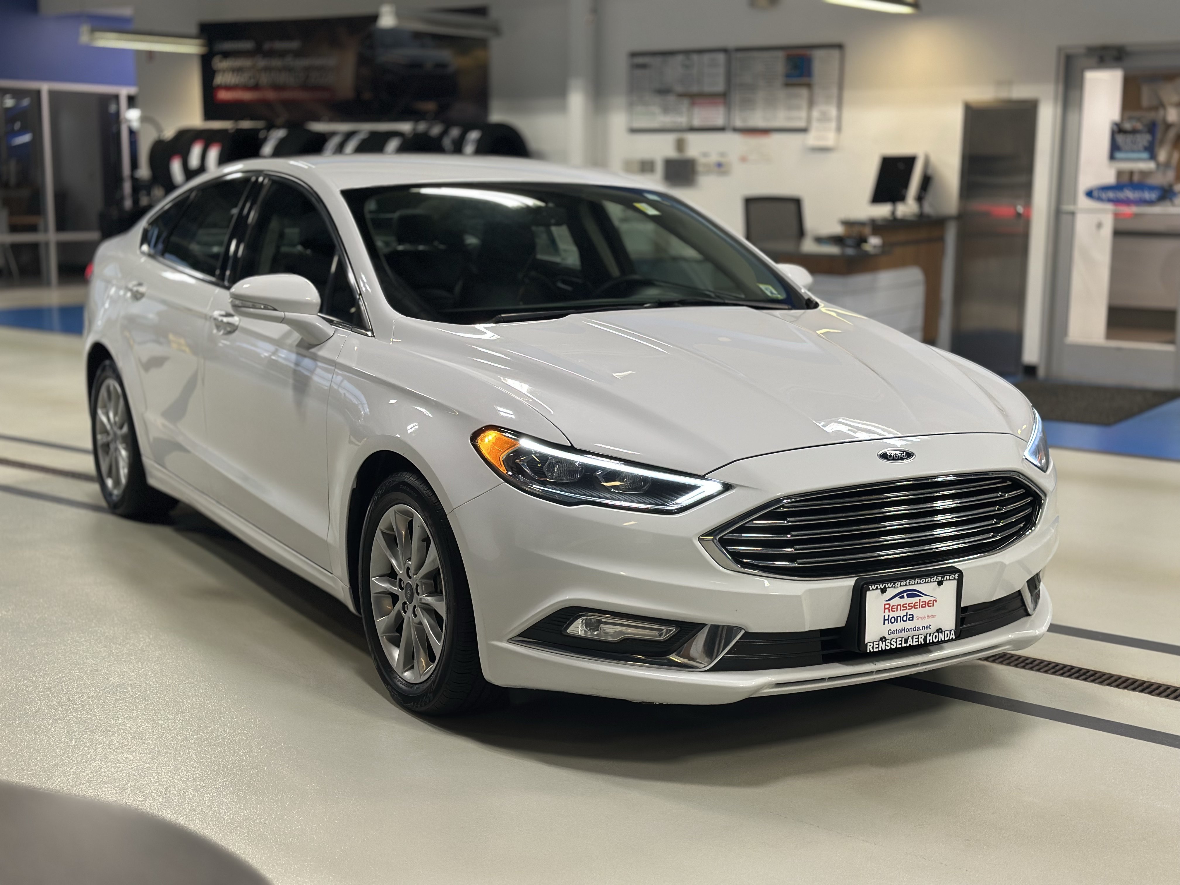 Used 2017 Ford Fusion SE w/ Fusion SE Technology Package FWD image 4