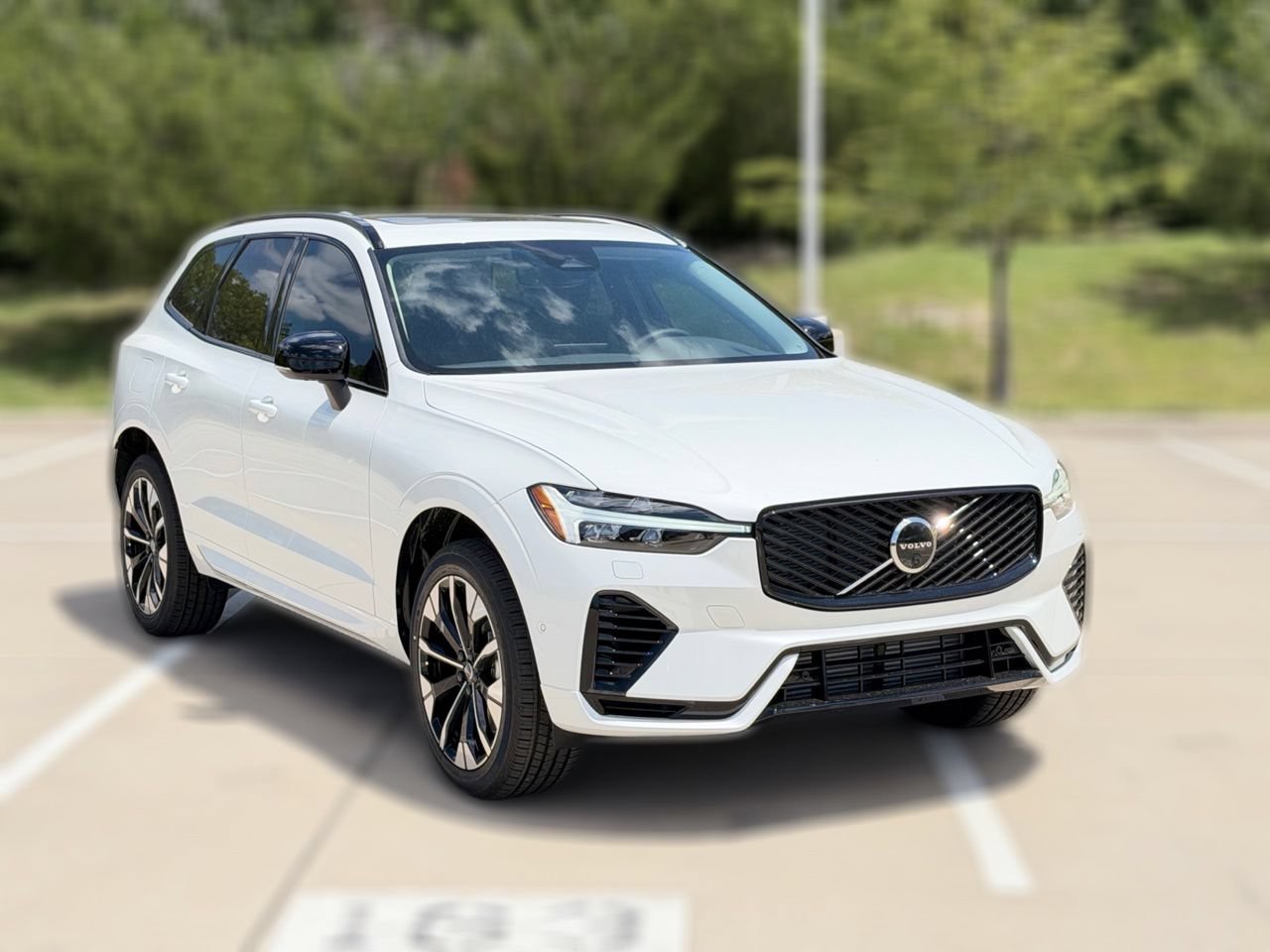 New 2026 Volvo XC60 T8 Plus w/ Climate Package PRO AWD/4WD image 4