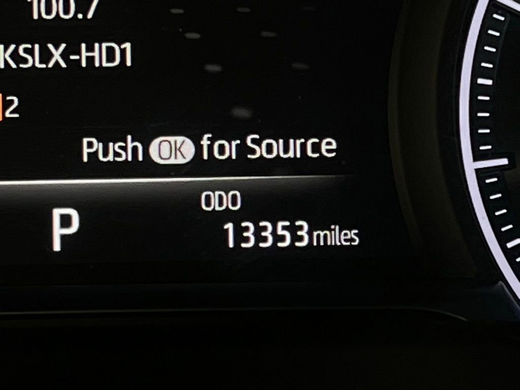 Used 2022 Toyota Venza XLE image 16