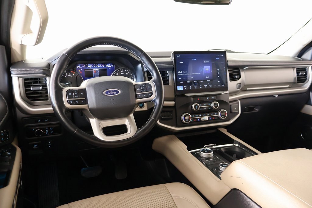 Used 2023 Ford Expedition Max XLT image 2