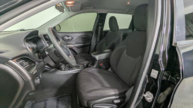 Used 2020 Jeep Cherokee Latitude AWD/4WD image 14