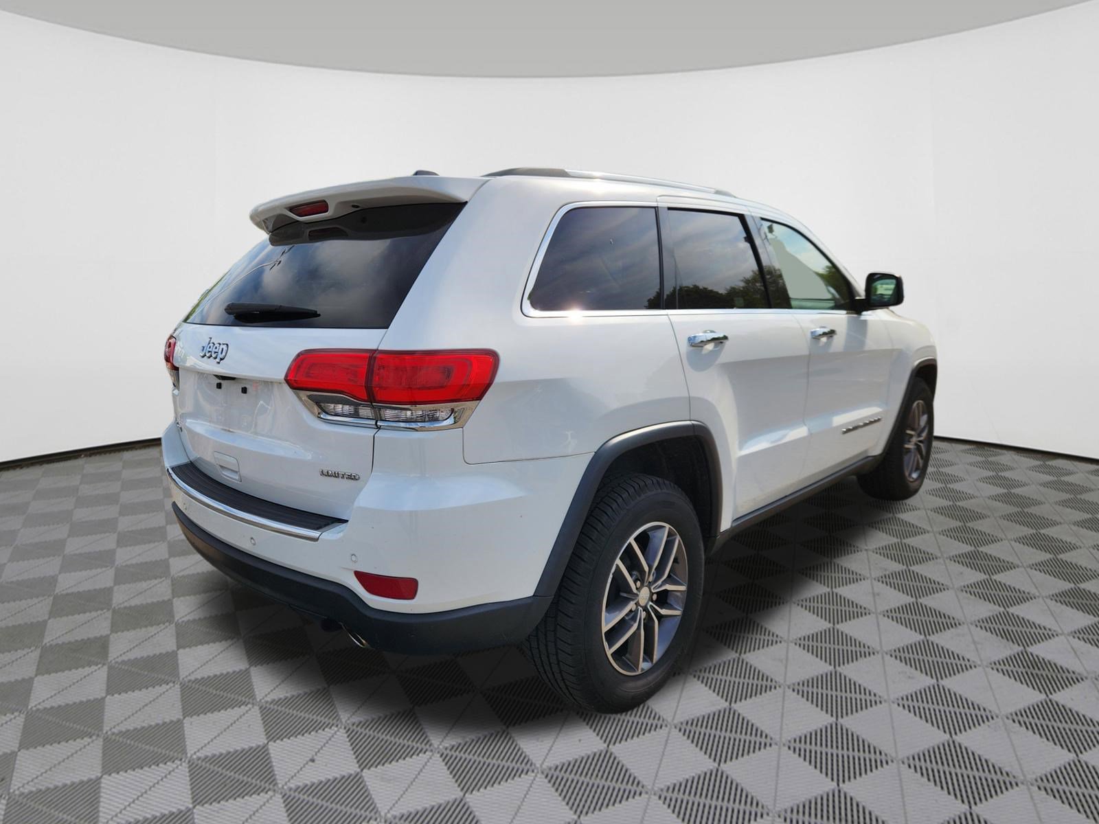 Used 2018 Jeep Grand Cherokee Limited AWD/4WD image 4
