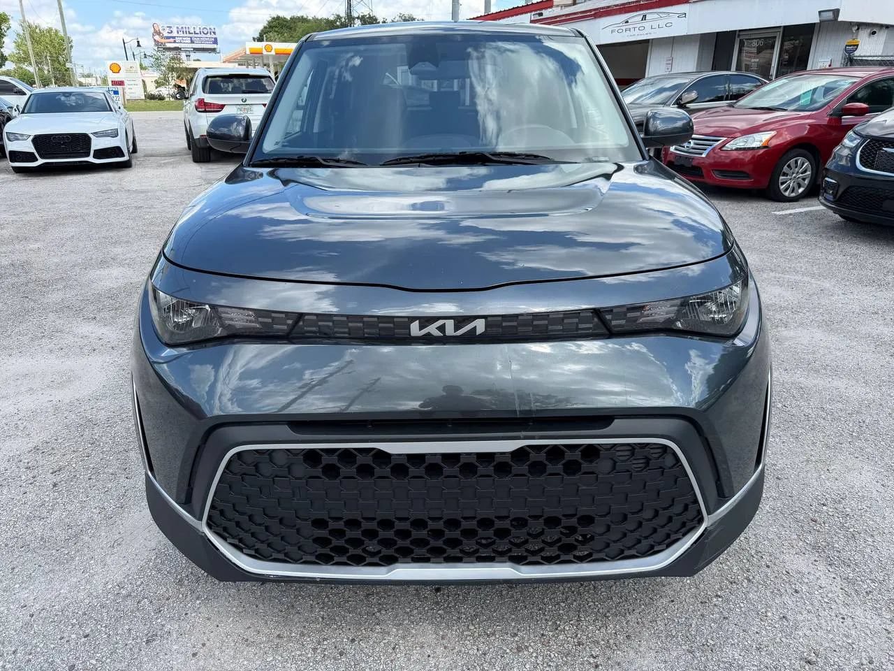 Used 2025 Kia Soul LX w/ LX Technology Package FWD image 3