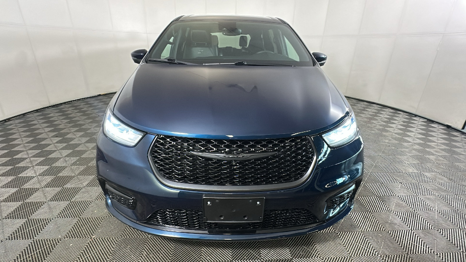 Used 2023 Chrysler Pacifica Touring-L w/ Uconnect Theater Family Group FWD image 9