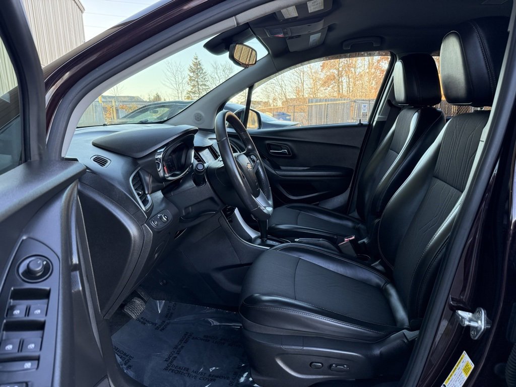 Used 2021 Chevrolet Trax LT w/ LT Convenience Package image 11