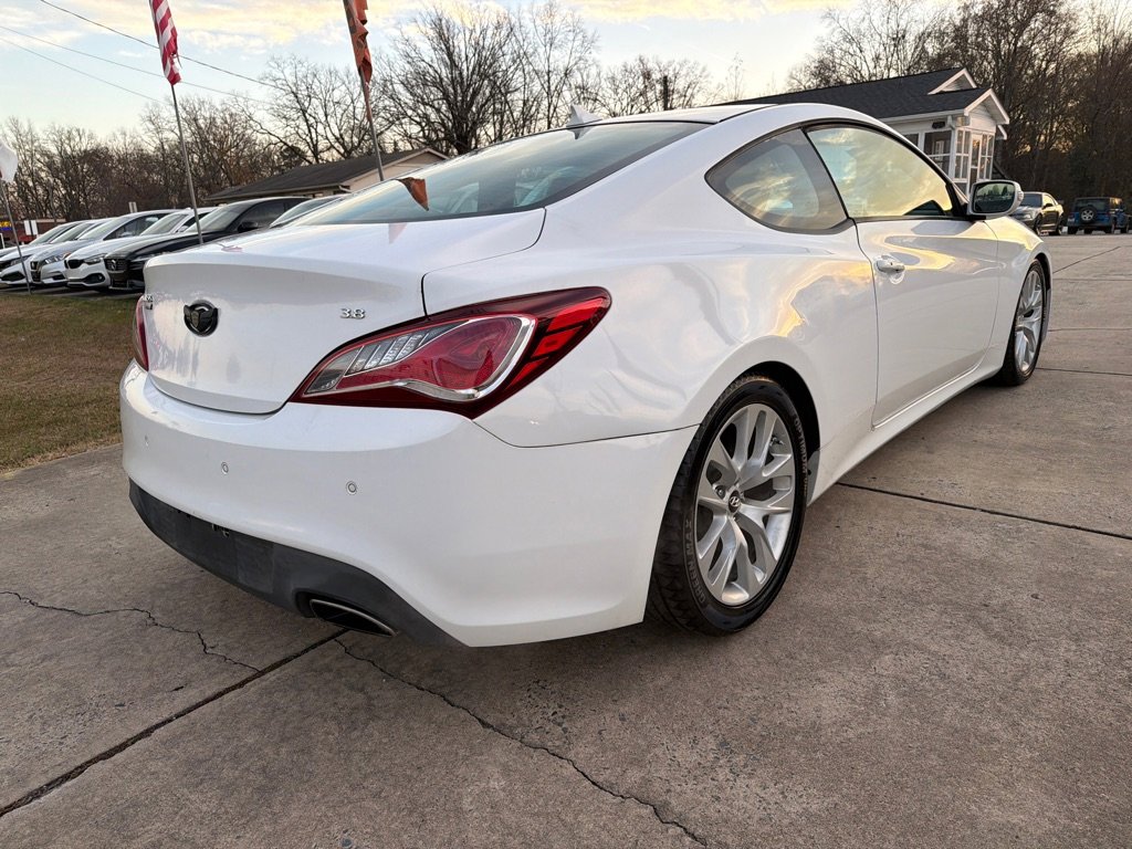 Used 2013 Hyundai Genesis 3.8 image 8