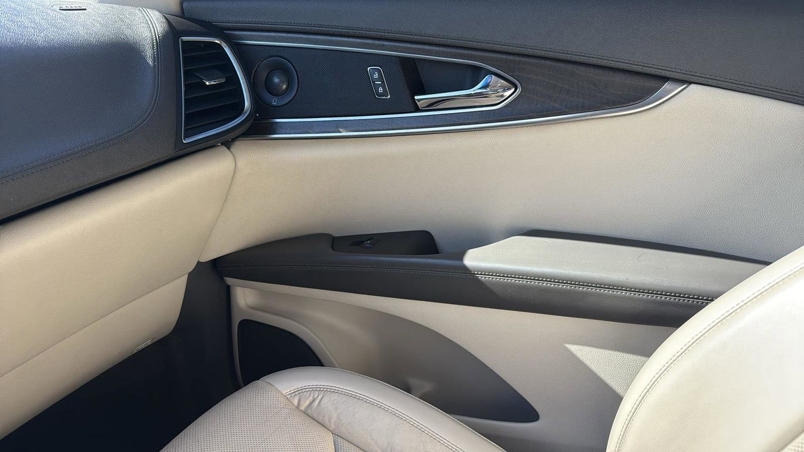 Used 2020 Lincoln Nautilus Reserve w/ Equipment Group 201A image 24