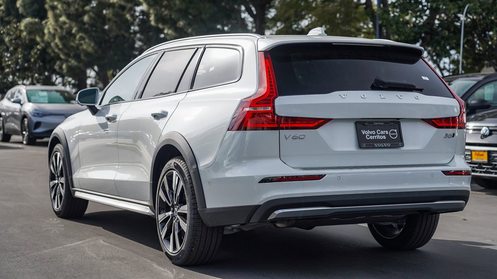 New 2025 Volvo V60 B5 Cross Country Ultra w/ Protection Package Premier image 8