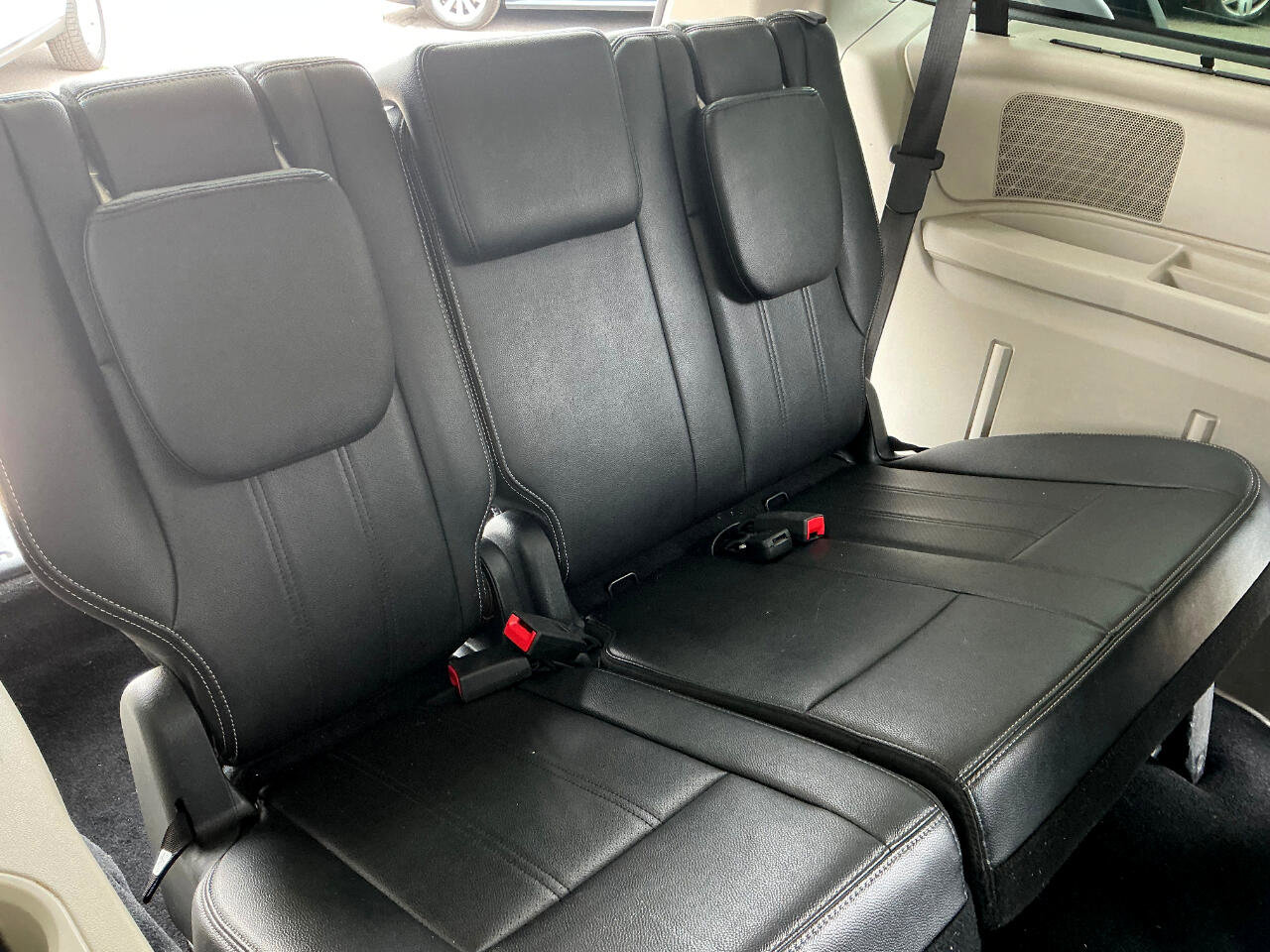 Used 2013 Chrysler Town & Country Touring-L w/ Driver Convenience Group image 12