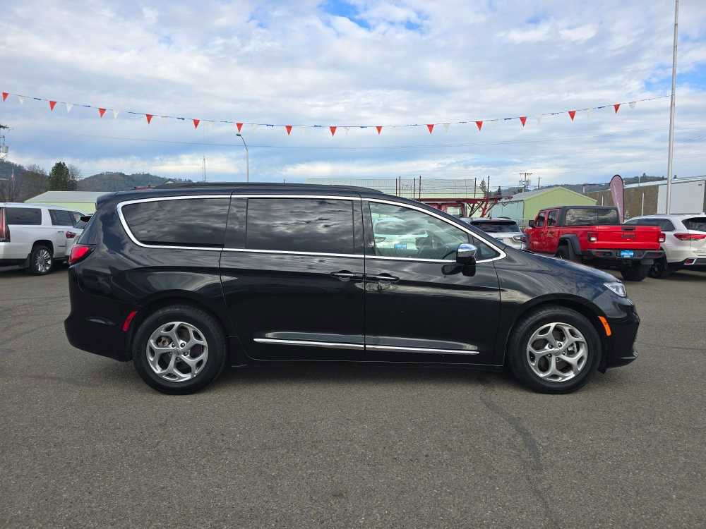 Used 2023 Chrysler Pacifica Limited image 6