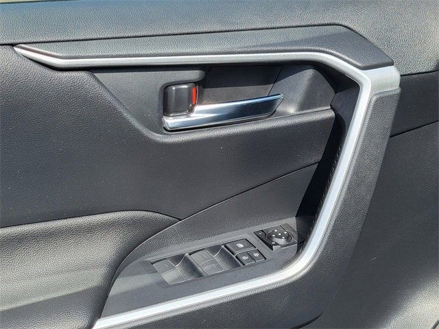 Used 2022 Toyota RAV4 SE image 19