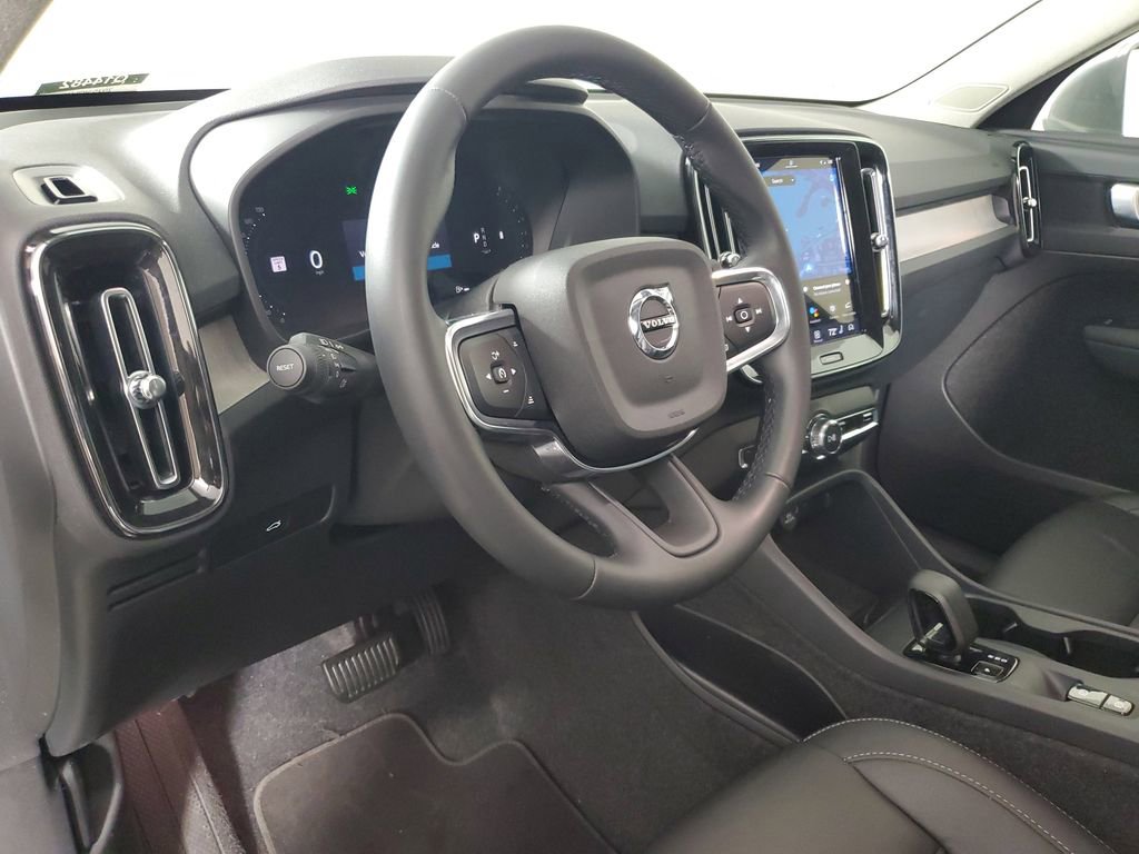 Certified 2025 Volvo XC40 B5 Core image 26