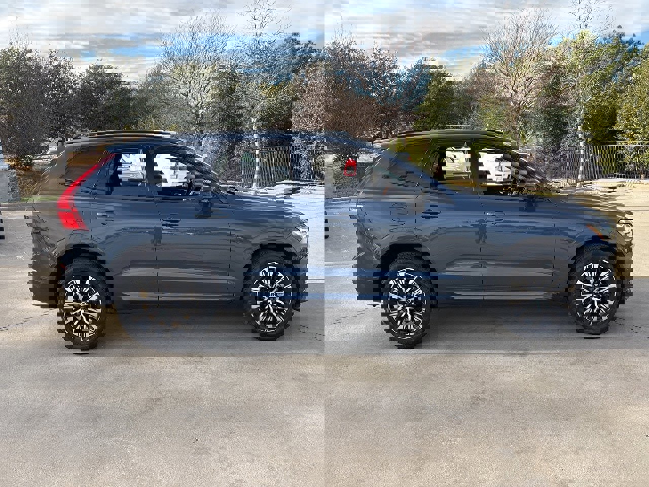 Certified 2024 Volvo XC60 B5 Plus w/ Protection Package Premier image 4