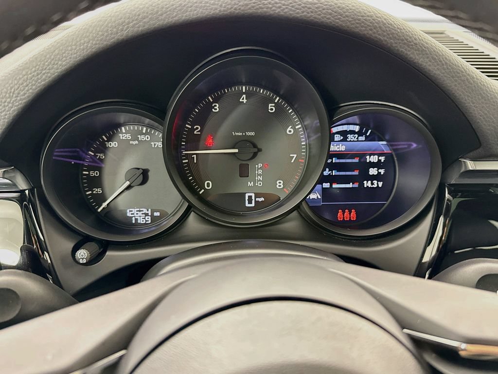 Used 2025 Porsche Macan AWD/4WD image 16