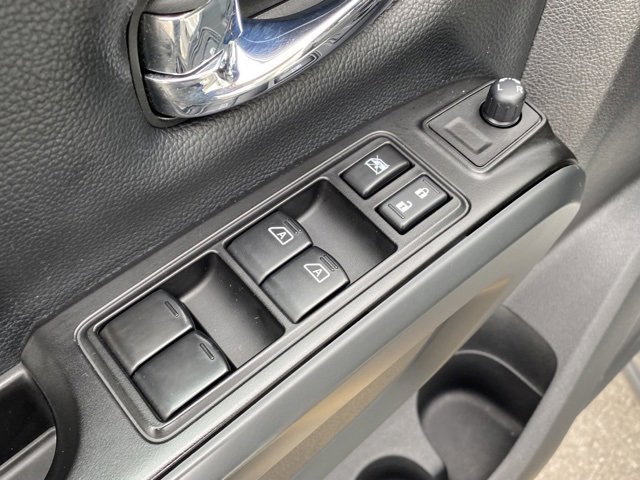Used 2018 Nissan Titan SV w/ SV Convenience Package image 11