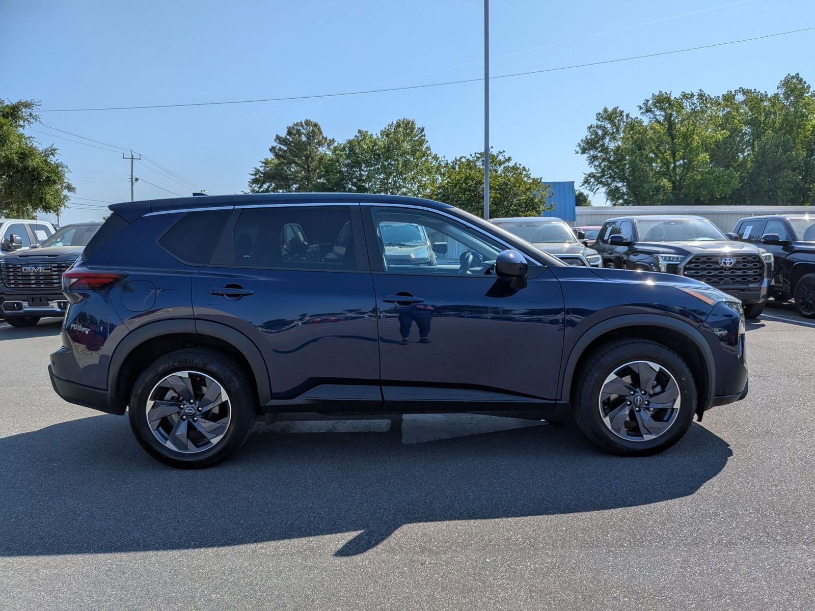Used 2024 Nissan Rogue SV FWD image 2