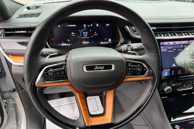 Used 2023 Jeep Grand Cherokee L Summit AWD/4WD image 15